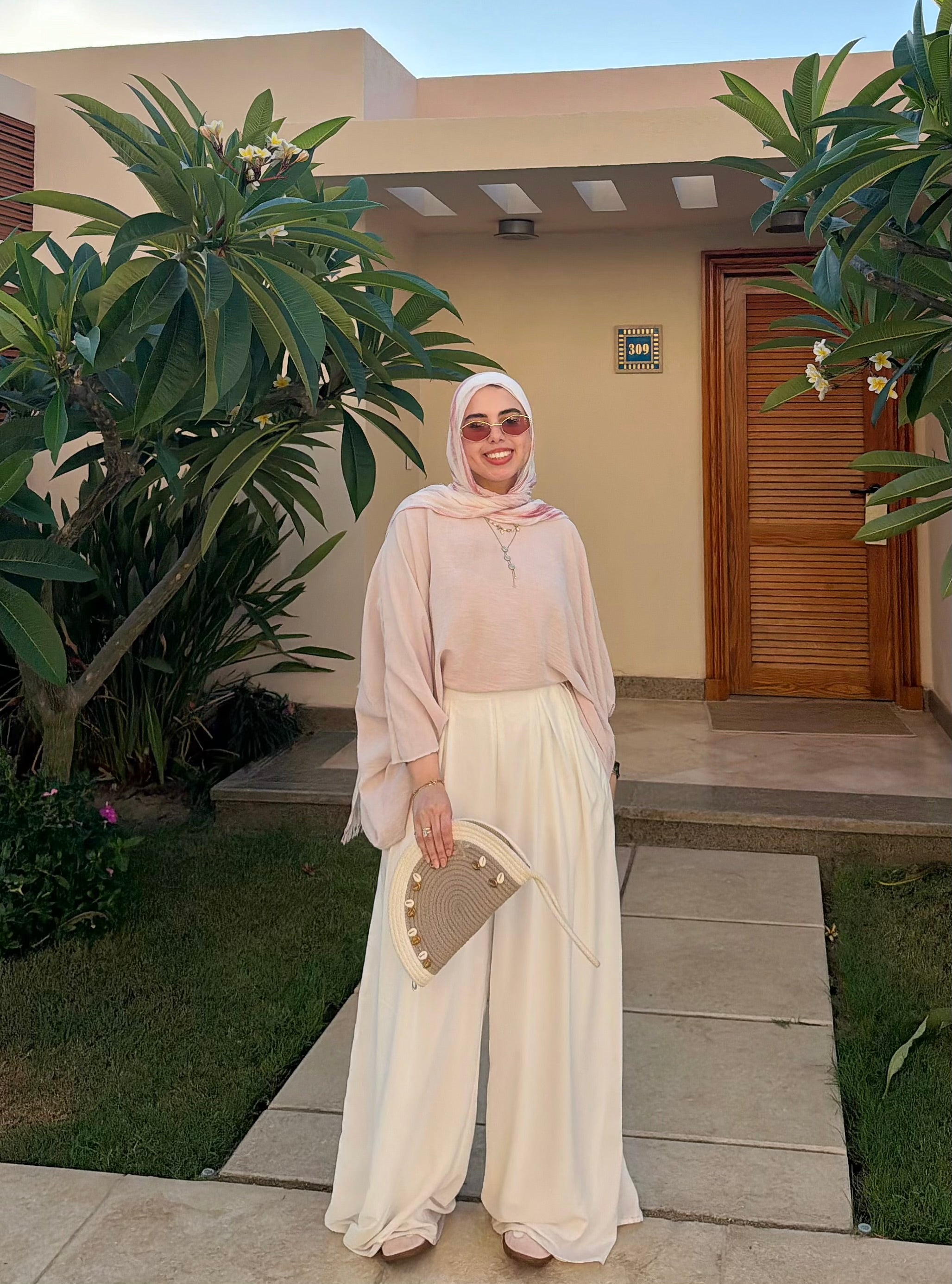 Wide leg pants off white  بنطلون واسع اوف وايت