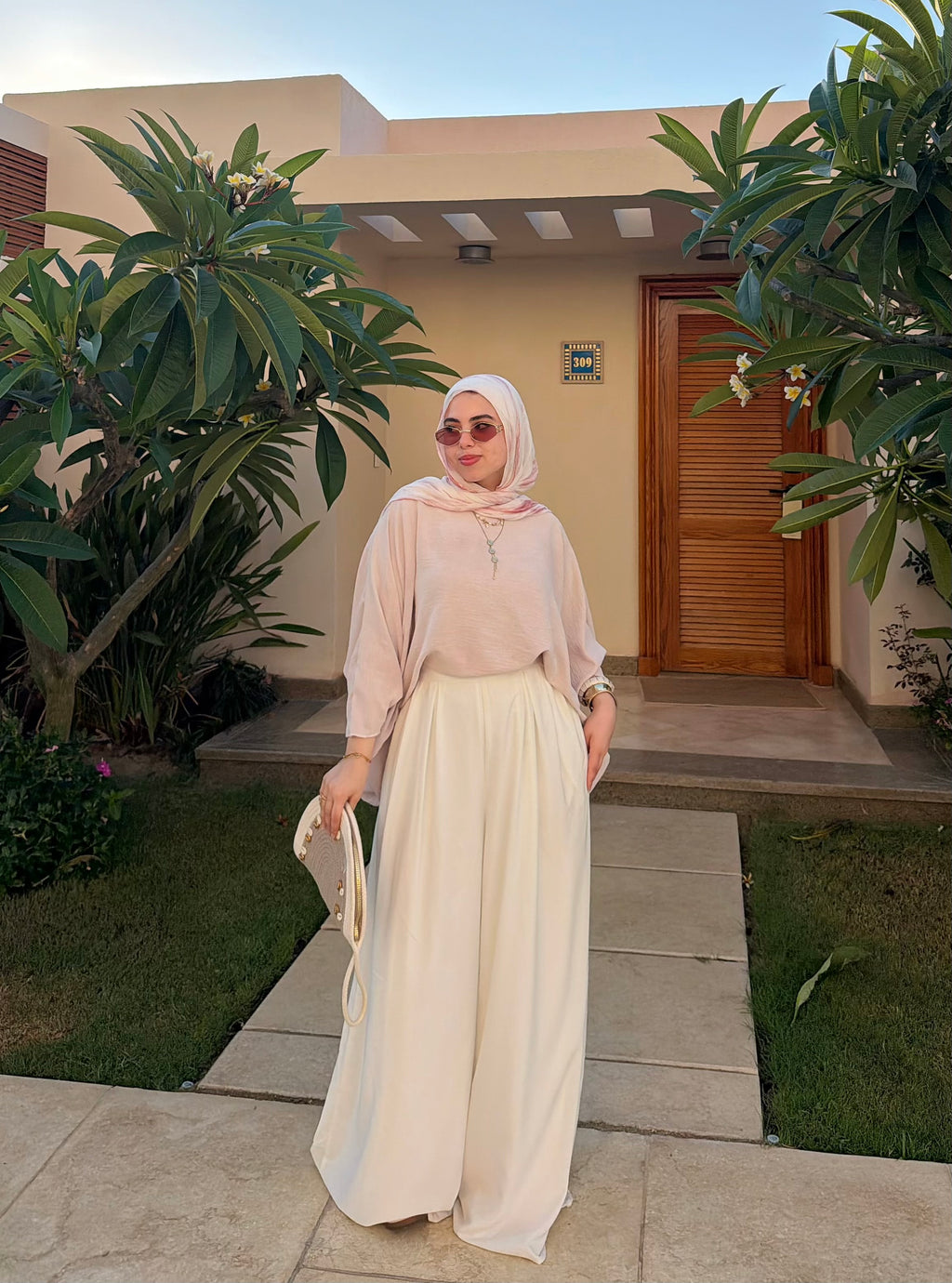 Wide leg pants off white بنطلون واسع 