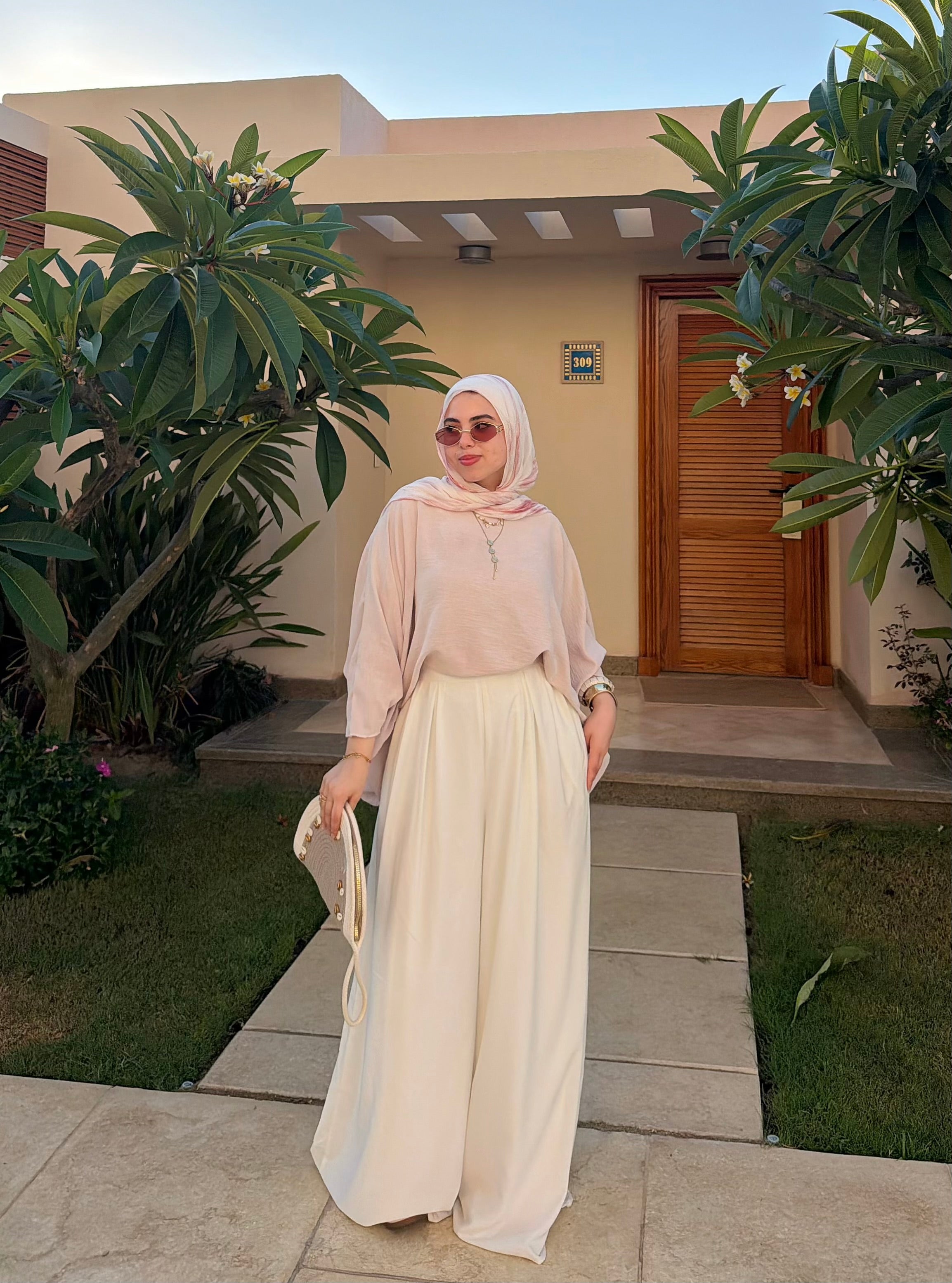 Wide leg pants off white بنطلون واسع 
